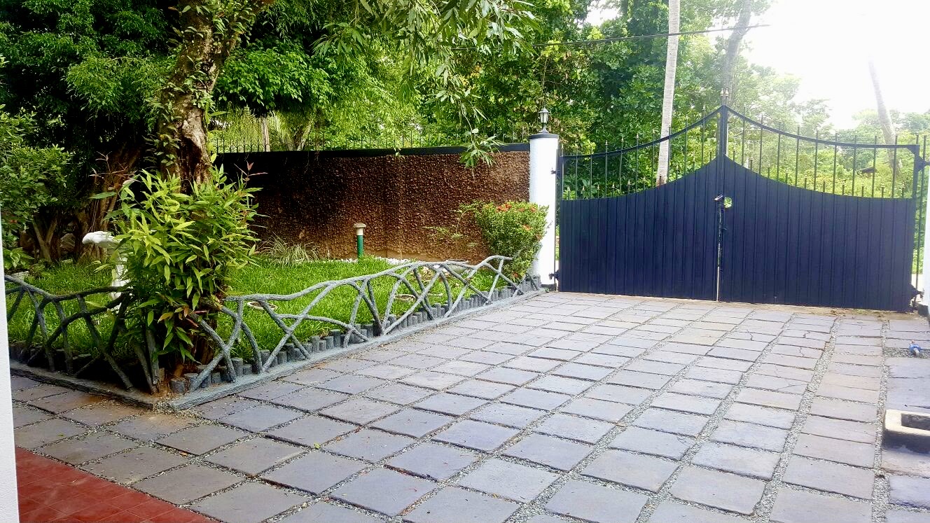 VILLA-TYPE HOUSE FOR SALE IN WELIGAMA – WALKING DISTANCE TO THE BEACH!